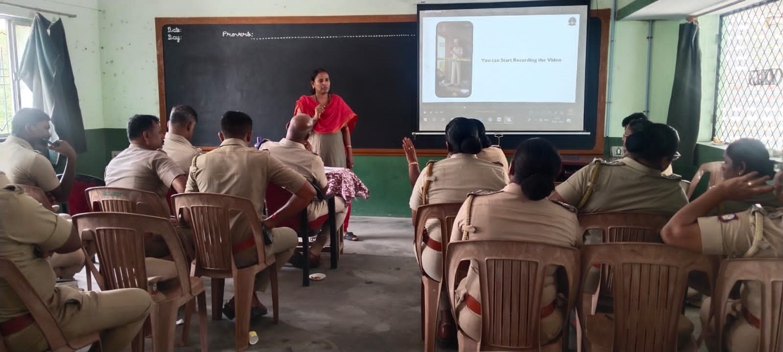 சிதம்பரத்தில் போலீஸாருக்கு இ-சம்மன் வழங்குவது குறித்த பயிற்சி