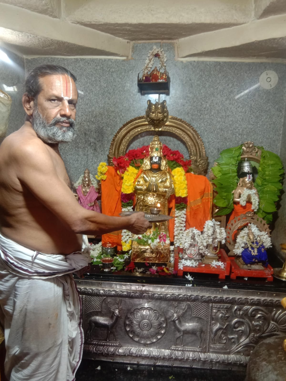 தங்கக் கவசத்தில் ஸ்ரீ பக்த ஆஞ்சநேயர்