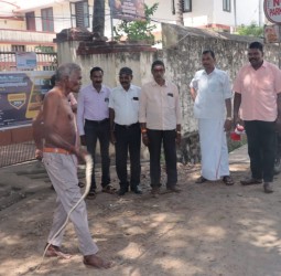 குமரி மாவட்ட அன்புதேசம் மக்கள் இயக்கம் சார்பில் சாட்டையால் அடித்து நூதன போராட்டம்