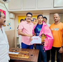 இறகுப்பந்து போட்டியில் வெற்றி பெற்றவர் பொன் கௌதம சிகாமணியிடம் வாழ்த்து