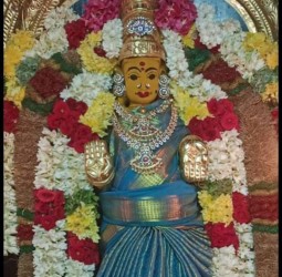 ஆவணி அவிட்டம் அலங்காரத்தில் அருள் பாலிக்கும் வாசவி கன்யகா பரமேஸ்வரி அம்மன்