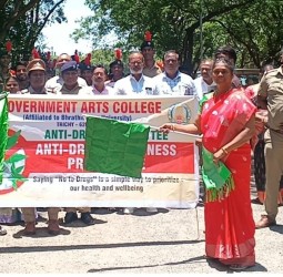 திருச்சி திருவெறும்பூர் அரசு கல்லூரியில் நேற்று போதைப் பொருள் தீமைகள் குறித்த விழிப்புணர்வு