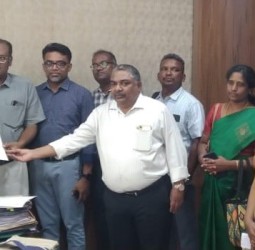 அரியலூர் அரசு மருத்துவக் கல்லூரி மருத்துவமனை முதல்வர் முத்துகிருஷ்ணனிடம் நேற்று தமிழ்நாடு அரசு டாக்டர்கள் சங்கத்தினர் மனு