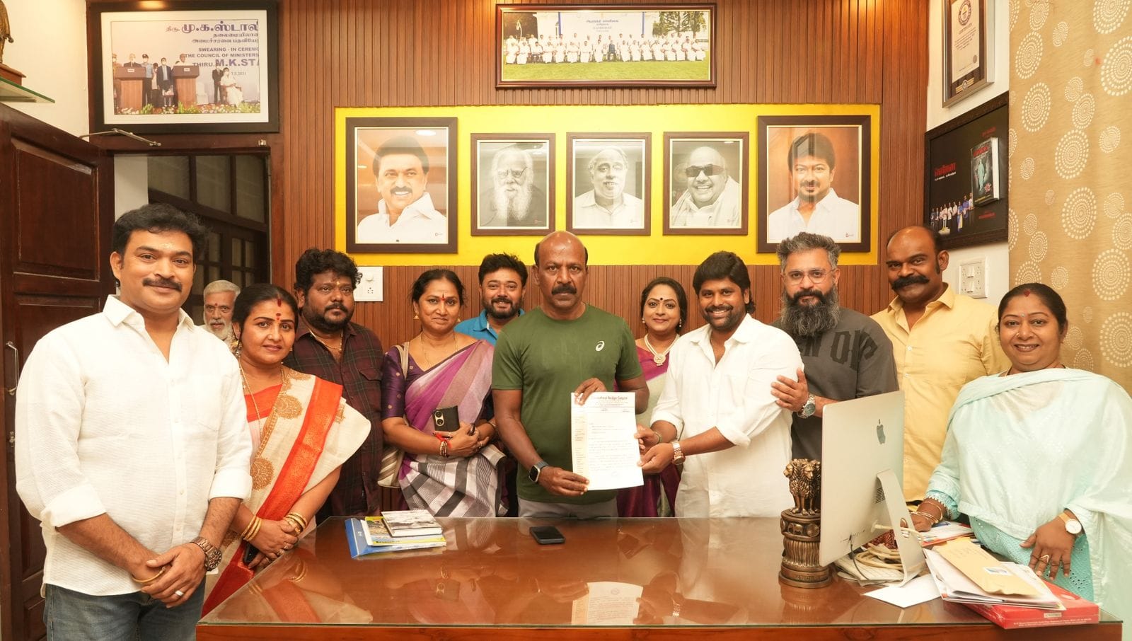 சின்னத்திரை நடிகர் சங்க புதிய நிர்வாகிகள் முதலமைச்சர் காப்பீட்டு திட்டத்தில் இணைவதற்காக வேண்டி மனு