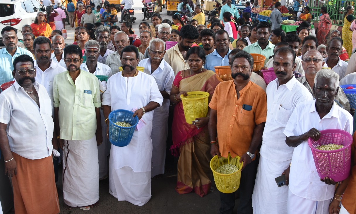 தஞ்சாவூர் புன்னைநல்லூர் மாரியம்மன் கோவிலில் நேற்று பூச்சொரிதல் விழா