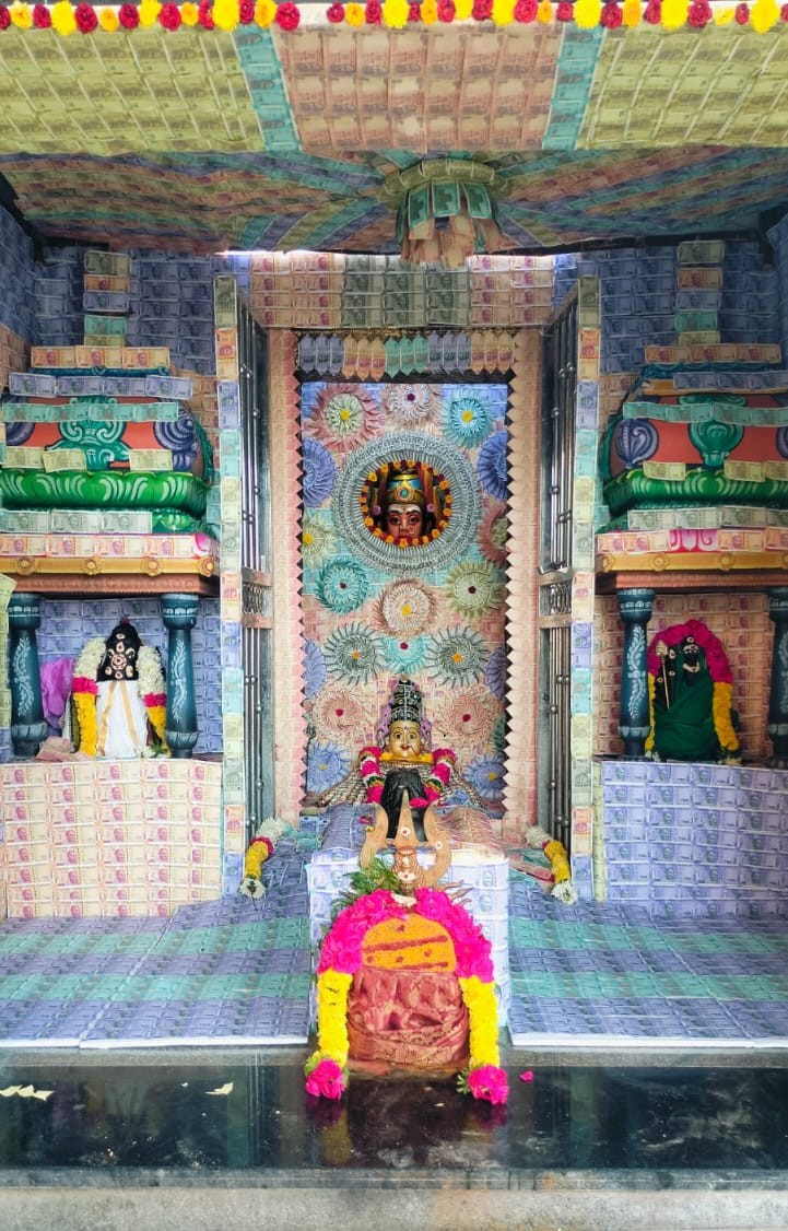 5 லட்சம் ரூபாய் நோட்டுகளால் அம்மன் அலங்கரிக்கப்பட்டு பக்தர்களுக்கு அருள் பாலித்தார்