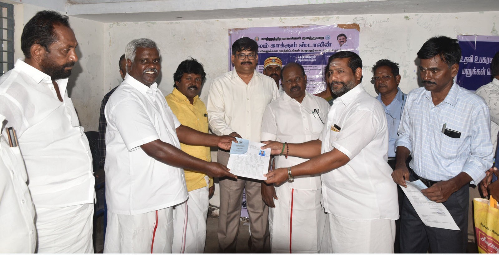 திருவாரூர் மாவட்டம் கோட்டூரில் நேற்று நடந்த 'நலம் காக்கும் ஸ்டாலின்' திட்ட மருத்துவ முகாமில் மாற்றுத் திறனாளி ஒருவருக்கு தேசிய அடையாள அட்டை