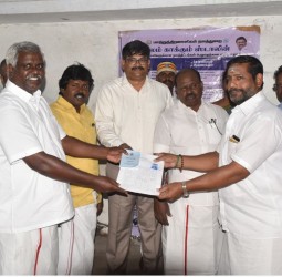 திருவாரூர் மாவட்டம் கோட்டூரில் நேற்று நடந்த 'நலம் காக்கும் ஸ்டாலின்' திட்ட மருத்துவ முகாமில் மாற்றுத் திறனாளி ஒருவருக்கு தேசிய அடையாள அட்டை