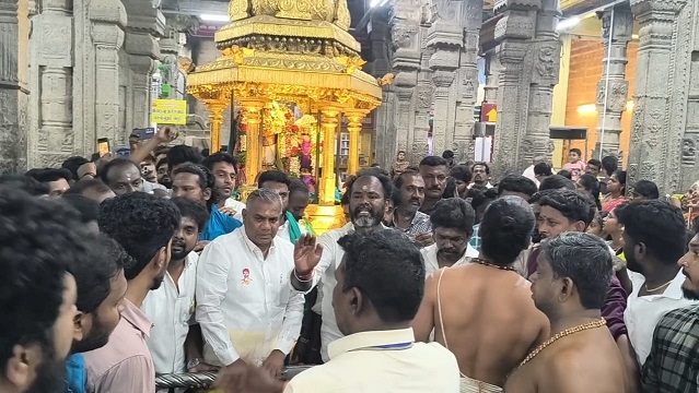 திருப்பரங்குன்றம் முருகன் கோவிலில் தவெக பொதுச் செயலாளர் ஆனந்த், தங்கத்தேர் இழுத்து வழிபாடு