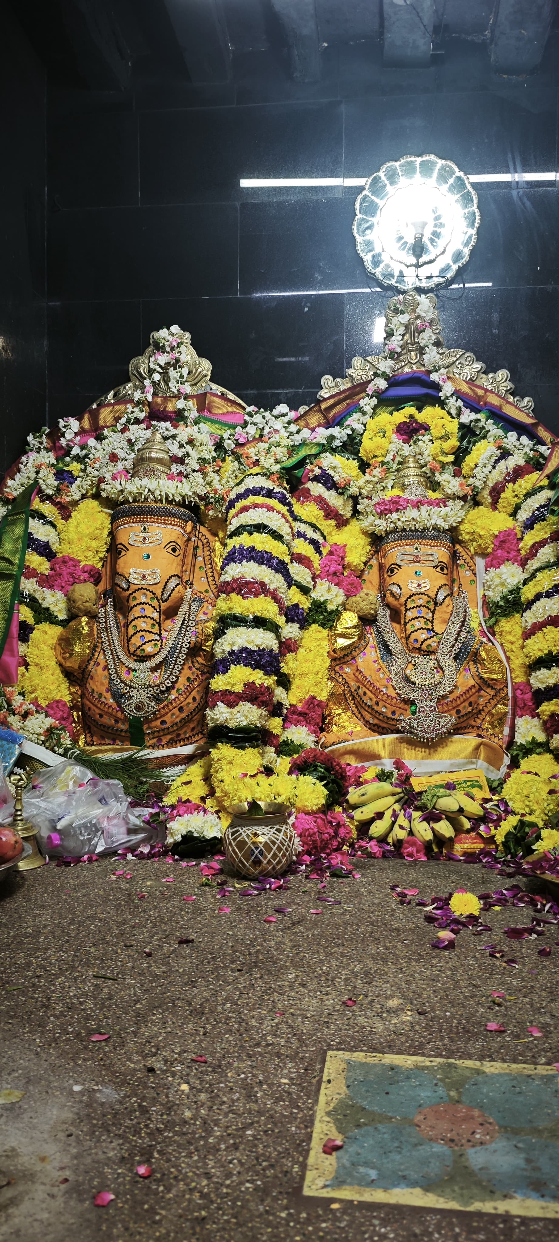 இரட்டைப் பிள்ளையார் சந்தன காப்பு அலங்காரத்தில்.........