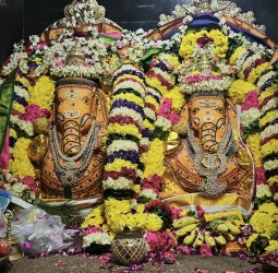 இரட்டைப் பிள்ளையார் சந்தன காப்பு அலங்காரத்தில்.........