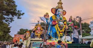 7500 புத்தகங்களுடன் ‘வித்தியா கணபதி’ * 250 கிலோ அத்திப்பழ விநாயகர் விநாயகர் சதுர்த்தி விழா: தமிழகம் முழுவதும் இன்று கோலாகல கொண்டாட்டம்