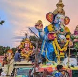 7500 புத்தகங்களுடன் ‘வித்தியா கணபதி’ * 250 கிலோ அத்திப்பழ விநாயகர் விநாயகர் சதுர்த்தி விழா: தமிழகம் முழுவதும் இன்று கோலாகல கொண்டாட்டம்