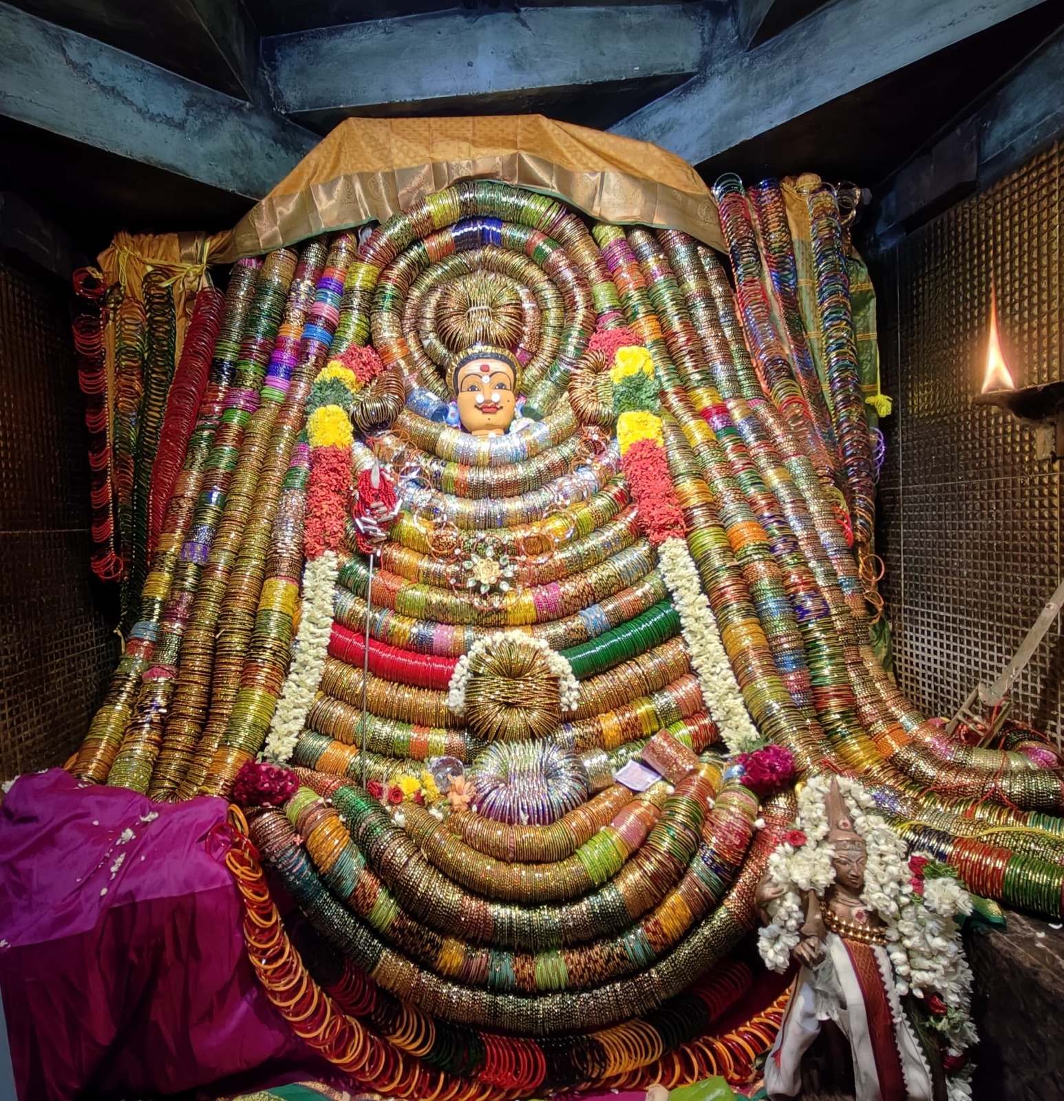 பெரியநாயகி அம்மன் ஒரு லட்சம் வளையல்கள் அலங்காரத்தில் காட்சி