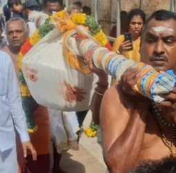 உச்சிப் பிள்ளையாருக்கு படையலிட ராட்சத கொழுக்கட்டை