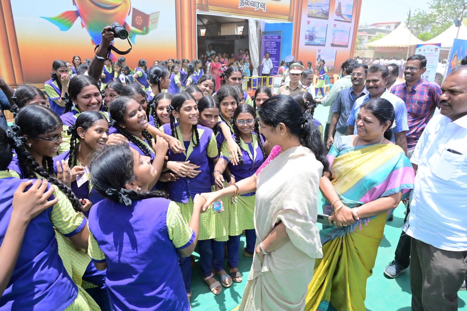 தூத்துக்குடி புத்தகத் திருவிழா வில் மாவட்ட நிர்வாகம் சார்பில் அமைக்கப்பட்டிருக்கும் புகைப்பட கண்காட்சி