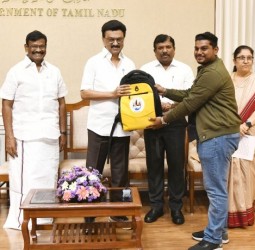 அயலகத் தமிழ் இளைஞர்களுக்கு தமிழக பண்பாட்டுப் பயணத்திற்கான குறிப்புகள், புத்தகங்கள், அடையாள அட்டை மற்றும் உடைகள் போன்ற பொருட்கள்