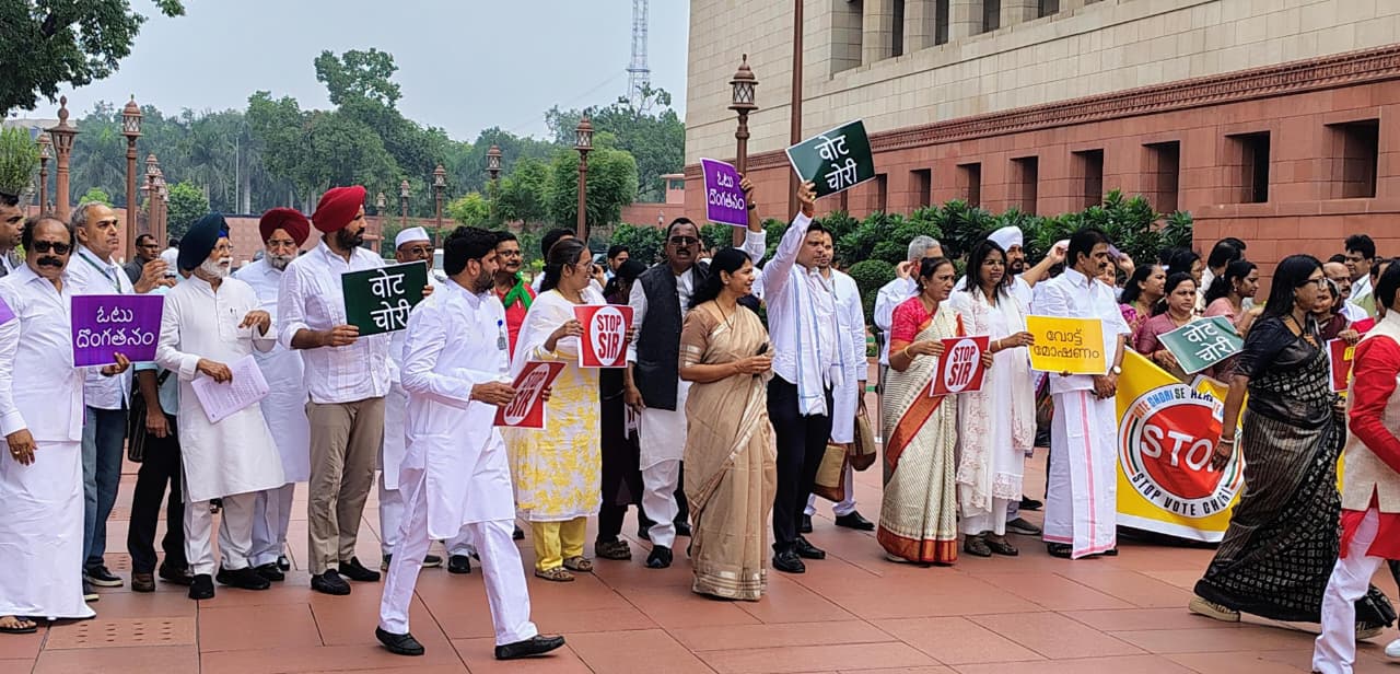 நாடாளுமன்றம் முன் இண்டியாகூட்டணி எம்.பி.,க்கள் நேற்றும் ஆர்ப்பாட்டம்