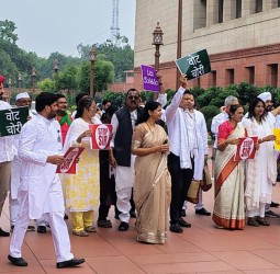 நாடாளுமன்றம் முன் இண்டியாகூட்டணி எம்.பி.,க்கள் நேற்றும் ஆர்ப்பாட்டம்