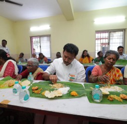 மயிலாப்பூர் முண்டகக்கண்ணி அம்மன் கோவிலில் நேற்று நடந்த பொது விருந்து