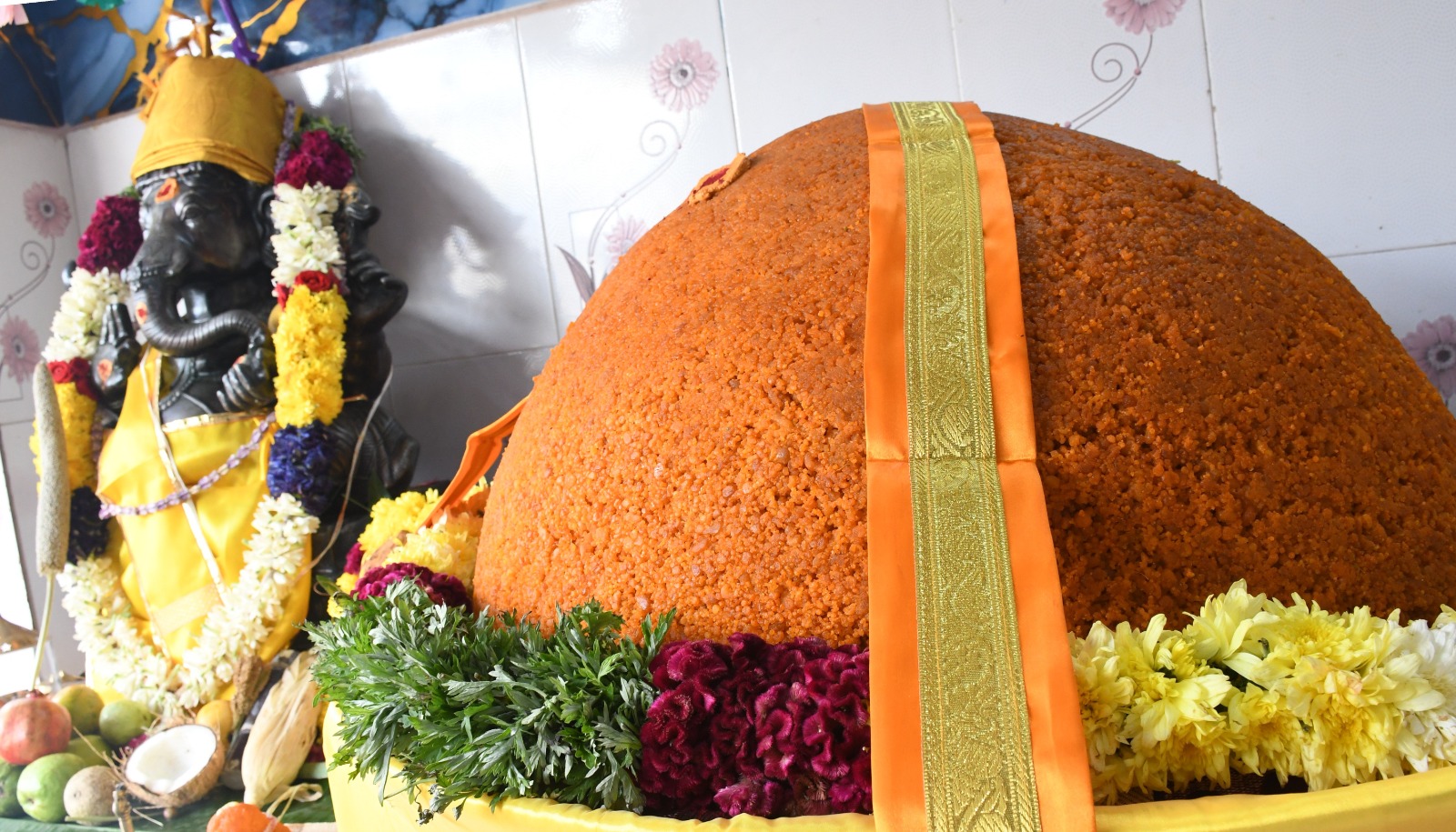 புதுச்சேரி ரெயின்போநகரில் உள்ள இனிப்பகத்தில் 118 கிலோ எடை கொண்ட பிரமாண்டமான விநாயகர் லட்டு