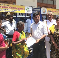 புதுப்பட்டினத்தில் விஜயகாந்தின் பிறந்த நாள் விழாவையொட்டி அவரது படத்துக்கு மலர் தூவி, ஏழை எளிய மக்களுக்கு தேமுதிக கட்சியினர் அன்னதானம்