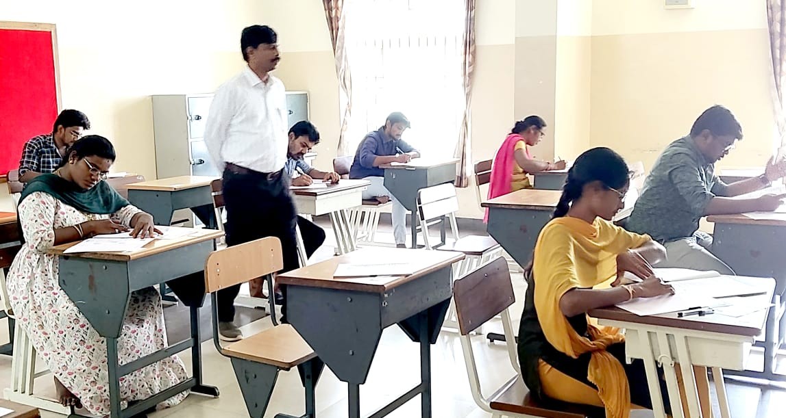 டிஎன்பிஎஸ்சி ஒருங்கிணைந்த தொழில்நுட்ப பணிகளுக்கான எழுத்துத் தேர்வை கலெக்டர் கந்தசாமி ஆய்வு