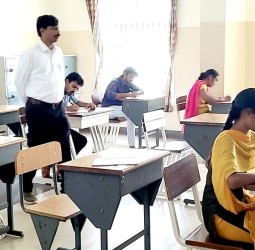 டிஎன்பிஎஸ்சி ஒருங்கிணைந்த தொழில்நுட்ப பணிகளுக்கான எழுத்துத் தேர்வை கலெக்டர் கந்தசாமி ஆய்வு