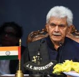 காஷ்மீரில் தீவிரவாதிகளுடன் தொடர்புடைய 2 அரசு ஊழியர்கள் பணி நீக்கம்: துணை நிலை ஆளுநர் மனோஜ் சின்கா நடவடிக்கை