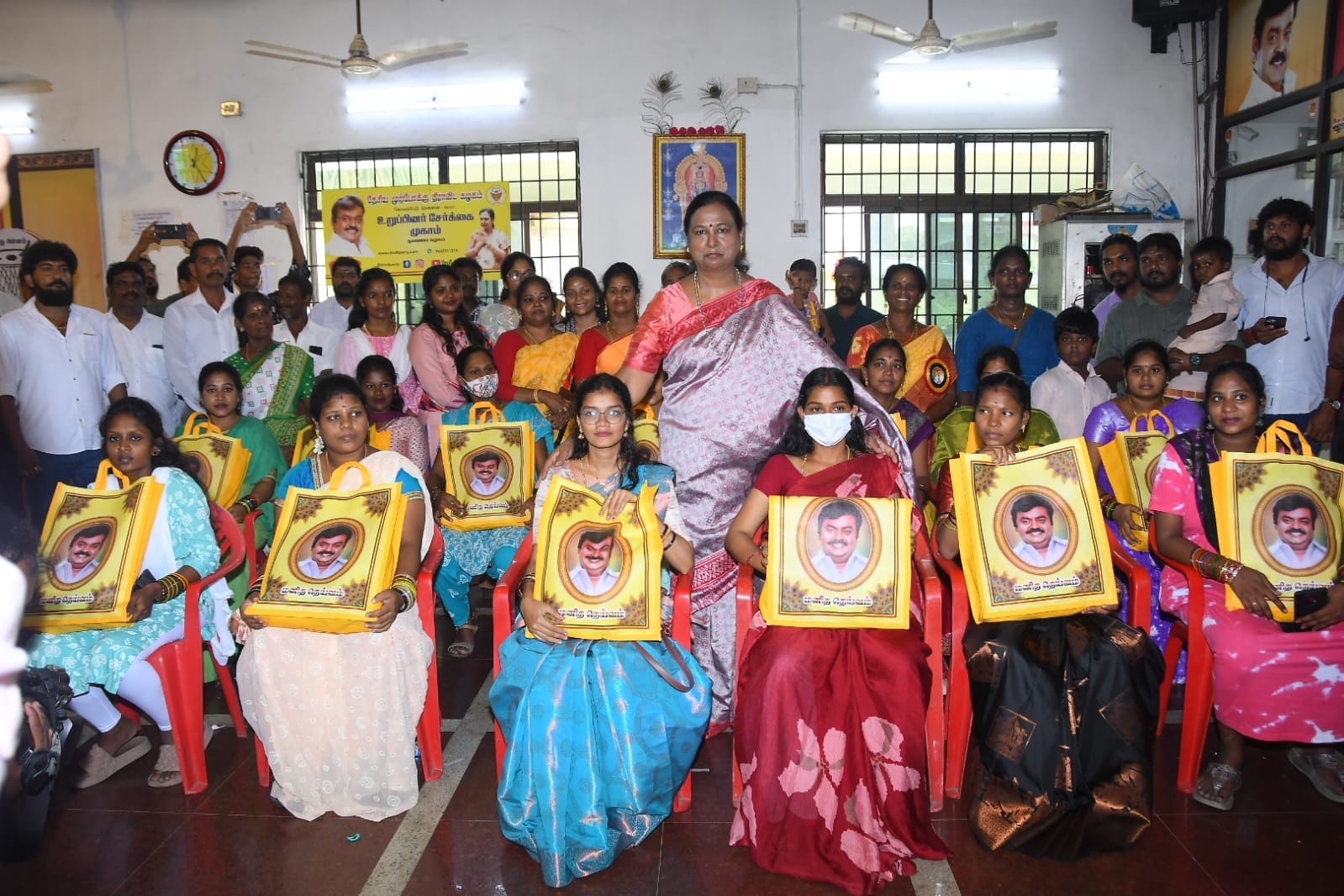 கர்ப்பிணிகளுக்கு பிரேமலதா பட்டுப்புடவைகளை வழங்கினார்