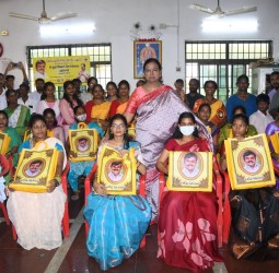 கர்ப்பிணிகளுக்கு பிரேமலதா பட்டுப்புடவைகளை வழங்கினார்