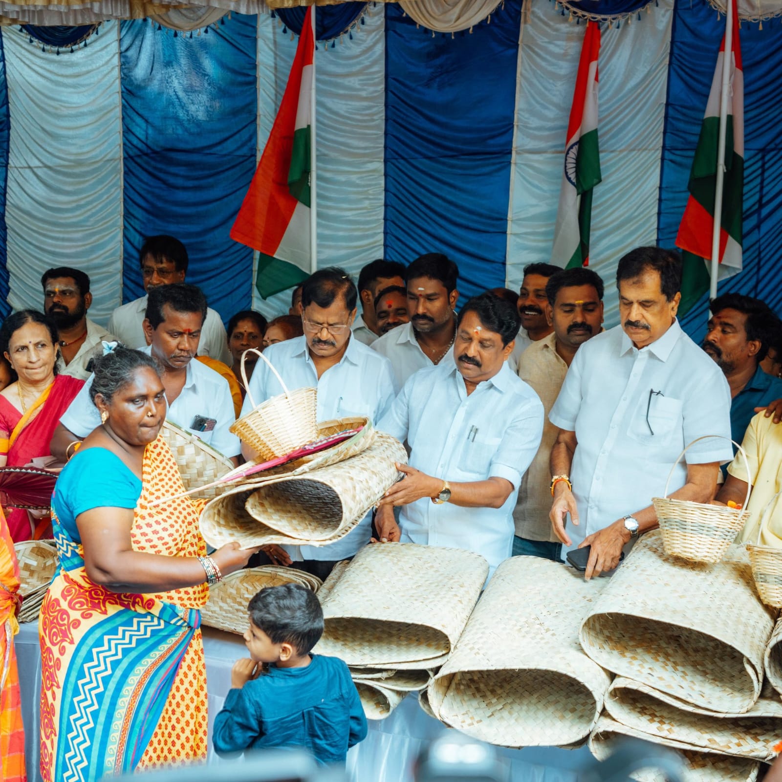இந்த வாரம் தமிழ்நாட்டில் பல பகுதிகளிலும் பாஜக சார்பில், மூவர்ணக் கொடியேற்றி, இனிப்பு வழங்கல்