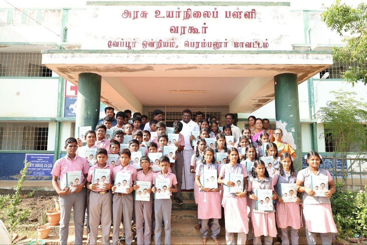 “தேர்வை வெல்வோம்”புத்தகத்தை அமைச்சர் சிவசங்கர் வழங்கினார்