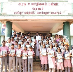 “தேர்வை வெல்வோம்”புத்தகத்தை அமைச்சர் சிவசங்கர் வழங்கினார்