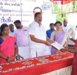 “நலம் காக்கும் ஸ்டாலின்” மருத்துவ முகாமில் பயனாளிகளுக்கு மருத்துவ அடையாள அட்டை: அமைச்சர் ஆர்.காந்தி வழங்கினார்