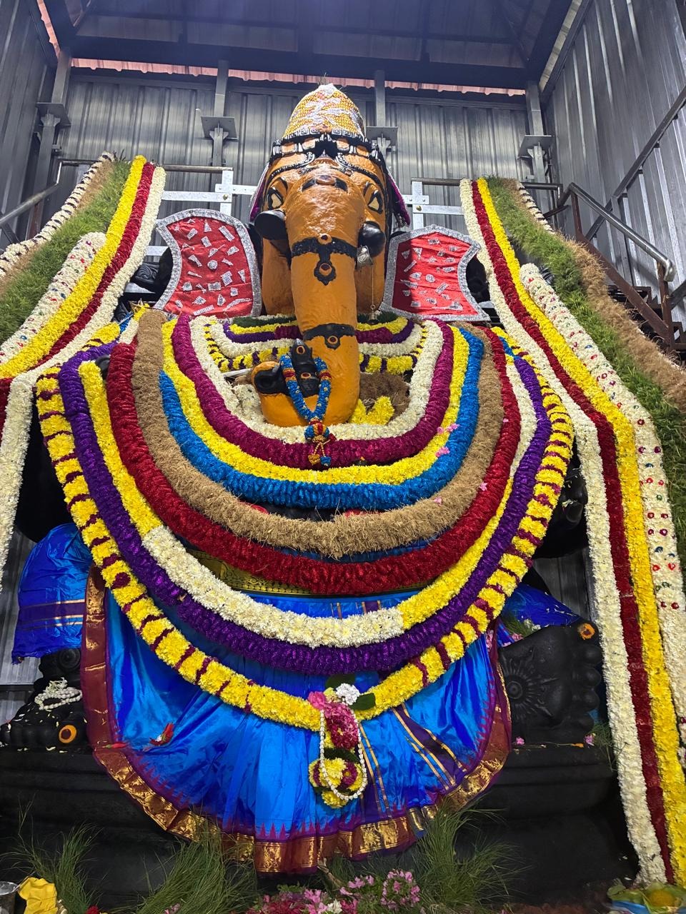 4 டன் மலர் அலங்காரத்தில் பக்தர்களுக்கு காட்சியளித்த விநாயகர்