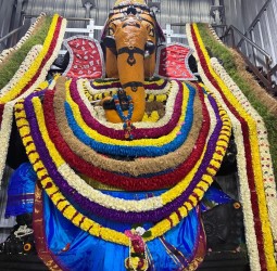 4 டன் மலர் அலங்காரத்தில் பக்தர்களுக்கு காட்சியளித்த விநாயகர்