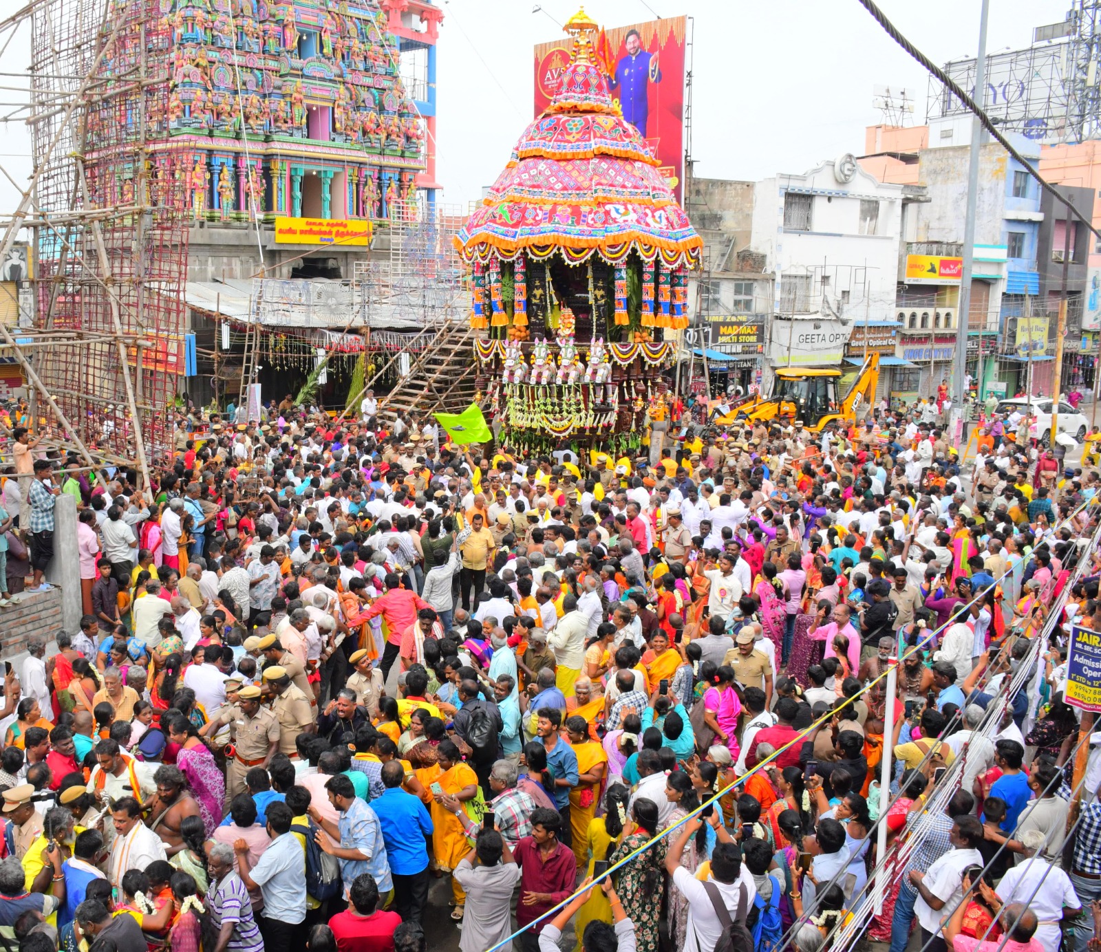 கோட்டை மாரியம்மன் கோவிலில் நேற்று முதல் முறையாக தேரோட்டம்
