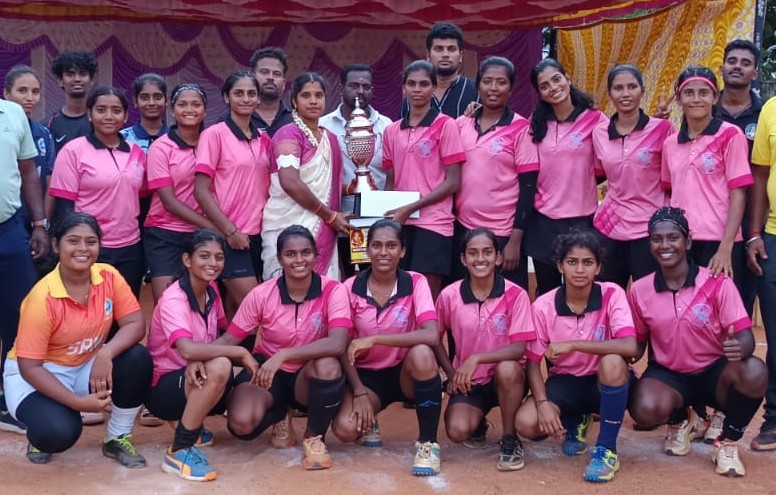 சிவகங்கையில் நடந்த மாநில அளவிலான வீரமங்கை வேலுநாச்சியார் நினைவு பெண்கள் ஹாக்கி போட்டி