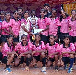 சிவகங்கையில் நடந்த மாநில அளவிலான வீரமங்கை வேலுநாச்சியார் நினைவு பெண்கள் ஹாக்கி போட்டி