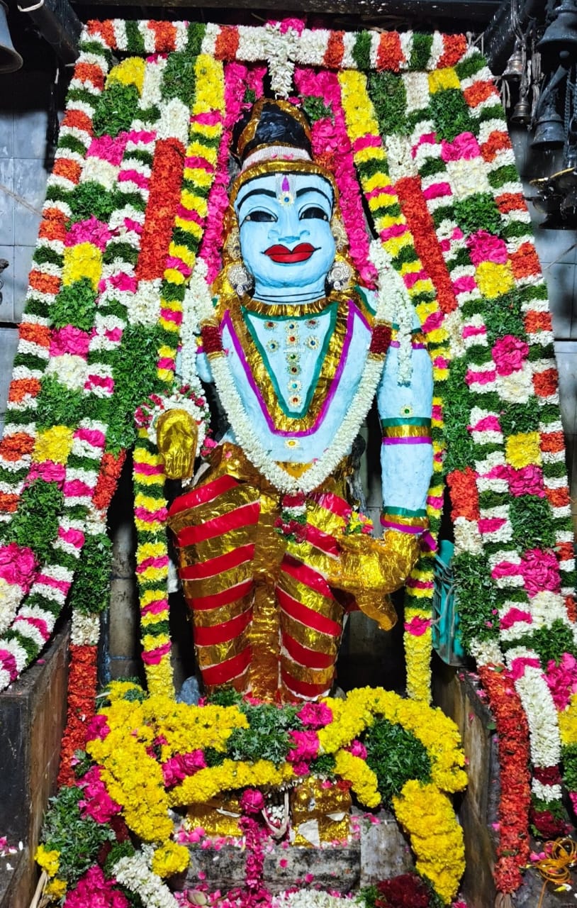முனீஸ்வரர் கோயில் ஆடித் திருவிழாவையொட்டி நேற்று சந்தனக்காப்பு நிகழ்ச்சி