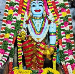 முனீஸ்வரர் கோயில் ஆடித் திருவிழாவையொட்டி நேற்று சந்தனக்காப்பு நிகழ்ச்சி