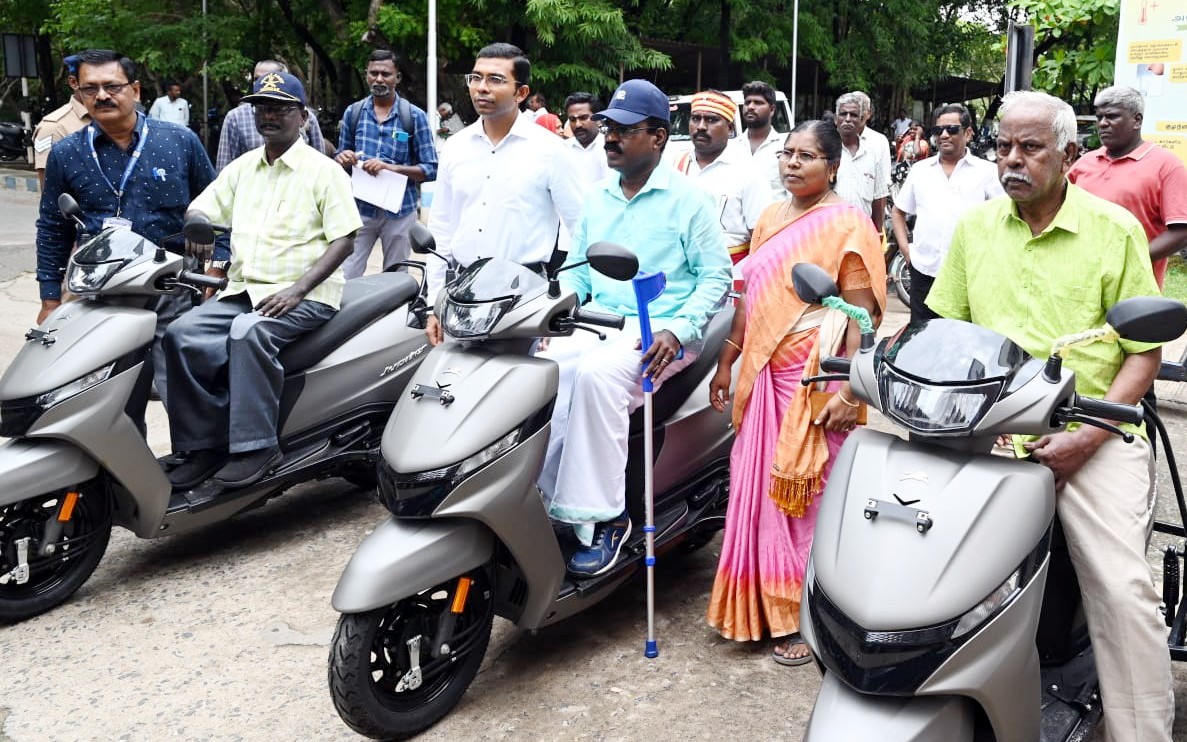 மாற்றுத்திறன் முன்னாள் படைவீரர்களுக்கு இணைப்பு சக்கரம் பொருத்திய ஸ்கூட்டர்