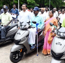 மாற்றுத்திறன் முன்னாள் படைவீரர்களுக்கு இணைப்பு சக்கரம் பொருத்திய ஸ்கூட்டர்