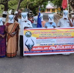 கோவில்பட்டியில் சாலைப்பணியாளர்கள் சங்கம் சார்பில் முகமுடி அணிந்து நேற்று மாலை ஆர்ப்பாட்டம்