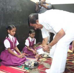 முதலமைச்சரின் காலை உணவுத் திட்டத்தை அமைச்சர் கே.என்.நேரு தொடங்கி வைத்து உணவு பரிமாறினார்