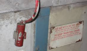 சென்ட்ரல் நிலையத்தில் ரயில்களில் அபாயச் சங்கிலியை இழுத்து நிறுத்திய 96 பேர் மீது வழக்குப்பதிவு