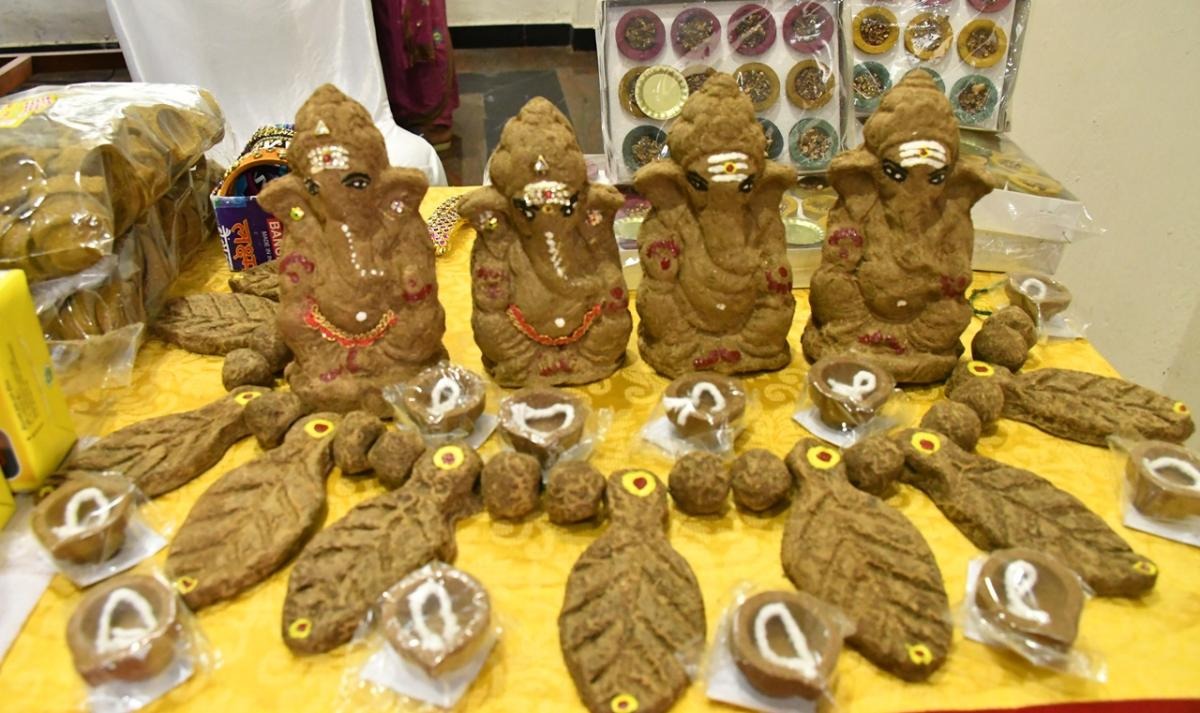 மகளிர் சுய உதவிக்குழுவினர் தயாரித்த பஞ்சகவ்ய விநாயகர் சிலைகள்