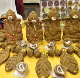 மகளிர் சுய உதவிக்குழுவினர் தயாரித்த பஞ்சகவ்ய விநாயகர் சிலைகள்