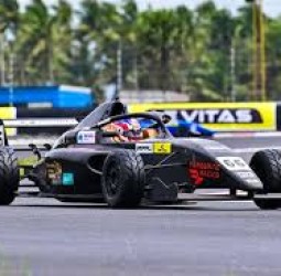 சென்னையில் மெட்ராஸ் இன்டர்நேஷனல் சர்க்யூட்டில் இந்தியன் ரேசிங் விழா துவக்கம்